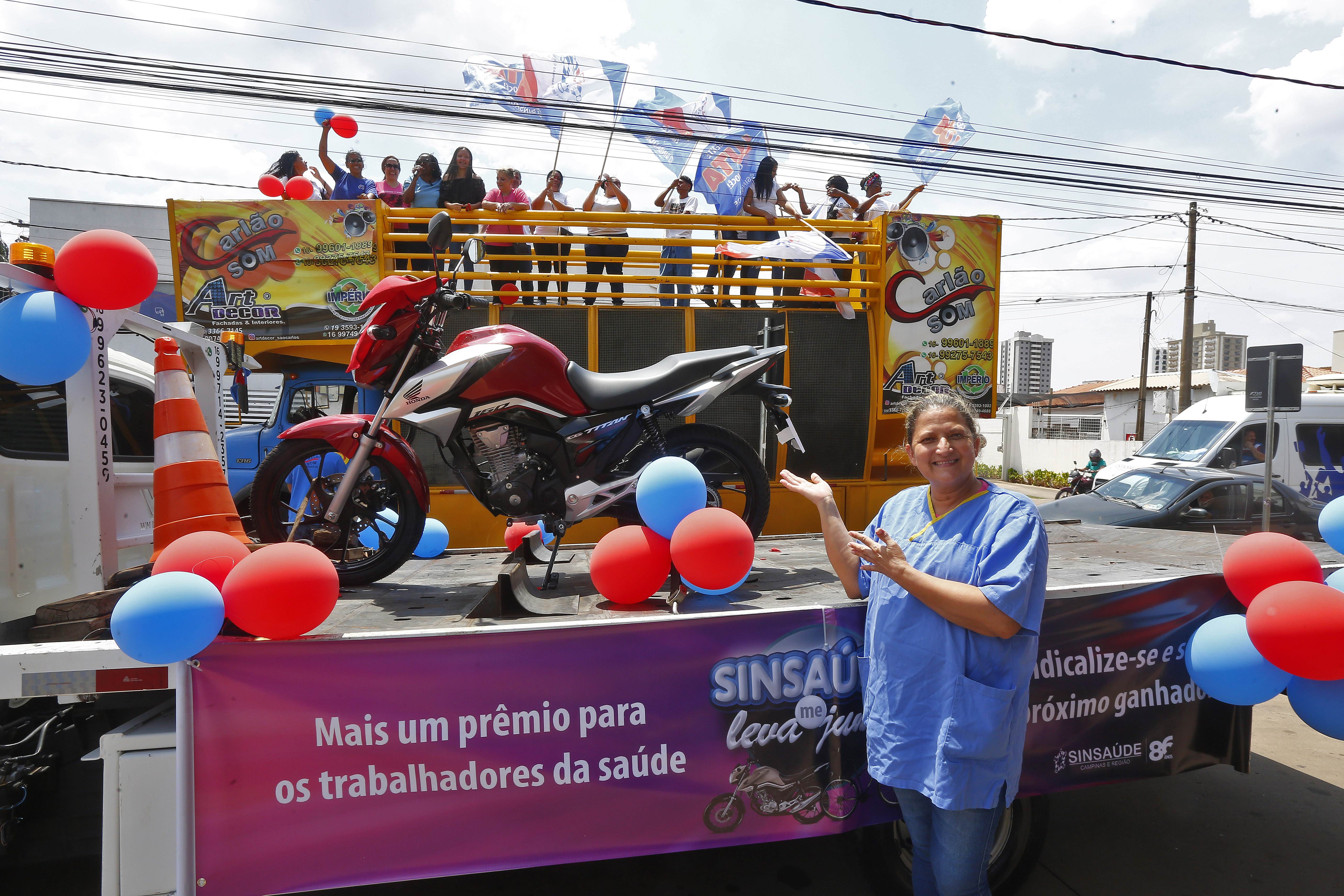 Auxiliar de limpeza da Santa Casa de Araraquara ganha moto em campanha de sindicalização do Sinsaúde