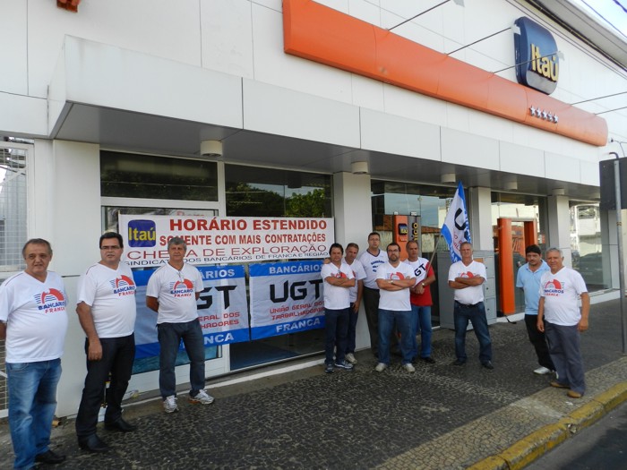 Bancários da UGT protestam contra extensão do horário de atendimento no Itaú