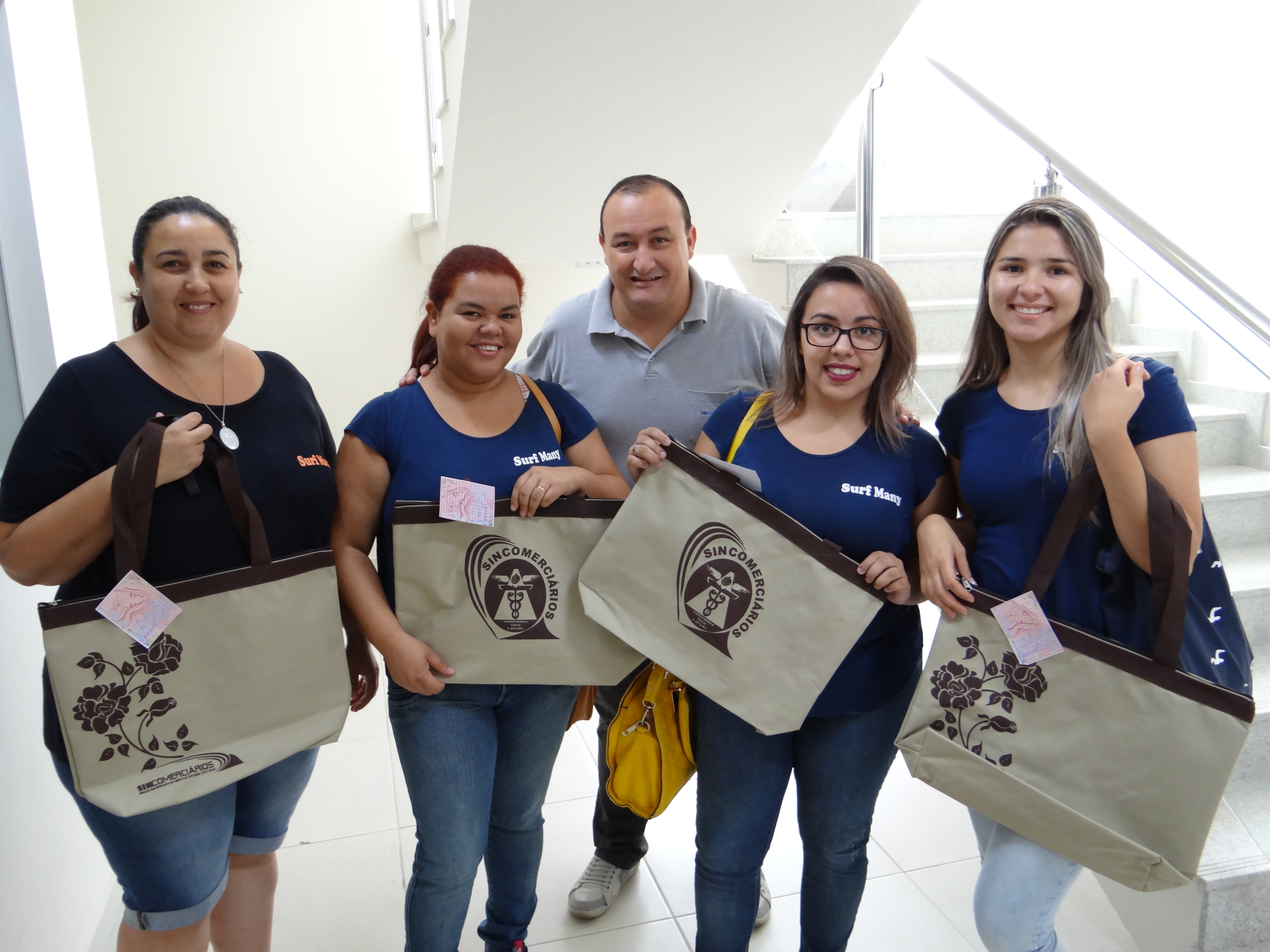 Sindicato de Itapetininga distribui bolsas ecológicas personalizadas para comerciárias da base