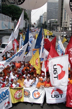 Trabalhadores marcham contra a crise, pelo fim das demissões e pela queda na taxa de juros.